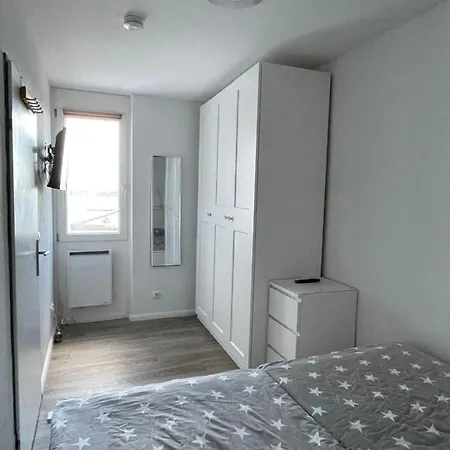 Lee Apartment *